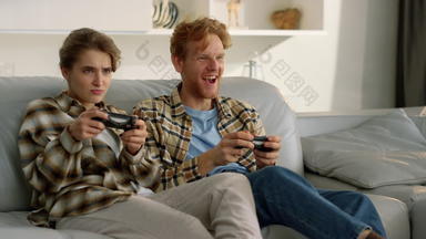 有竞争力的妻子玩视频游戏微笑姜丈夫生活房间